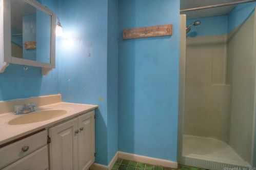 18 Comstock Ave, Uncasville CT 06382-2603 exterior