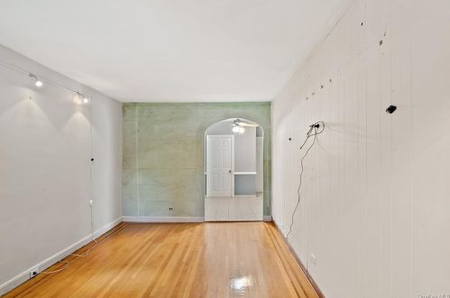 2320 Tenbroeck Ave, Bronx NY 10469-5308 exterior