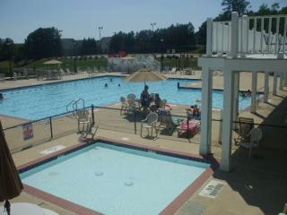 526 Crossview Ln, Durham NC  27703-6727 exterior