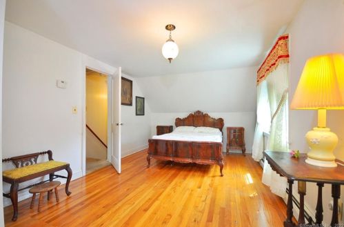 132 Walker St, Manchester CT 06040-4329 exterior