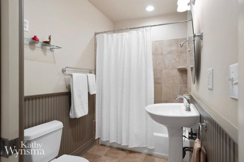 2514 Hall St, Grand Rapids MI 49506-3170 exterior