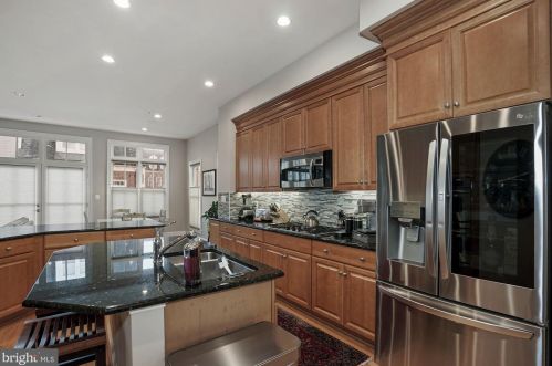 720 Bracey Ln, Alexandria VA  22314-6245 exterior