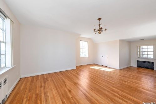 1081 Chestnut St, Valley Stream NY  11580-2157 exterior