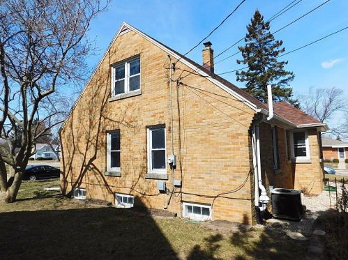 3668 1st St, Milwaukee WI  53207-3215 exterior