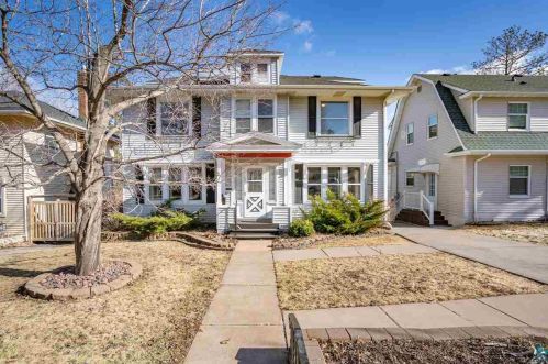 3026 Superior St, Duluth, MN 55812-2325