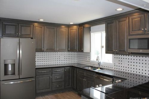 811 Middle Tpke, Manchester CT  06040-3724 exterior