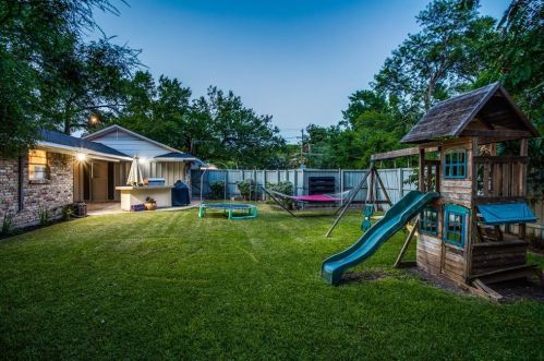 1049 Frst Grv Dr, Dallas TX 75218-2333 exterior