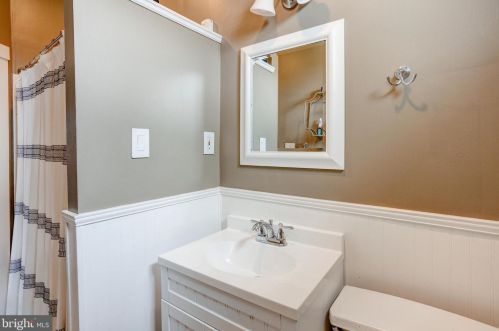 565 Martin St, Philadelphia PA  19128-1620 exterior