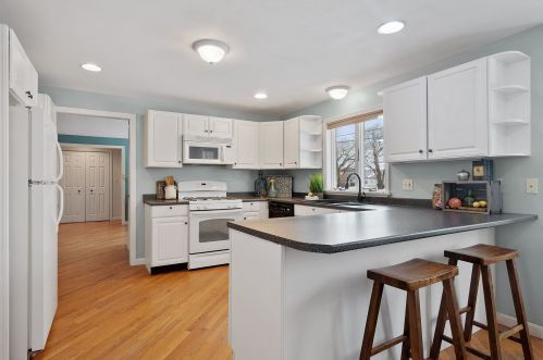 297 Main St, Seabrook NH 03874-4621 exterior