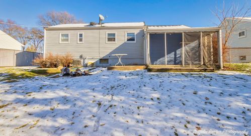 2124 Indian Rd, Waukegan IL 60087-4550 exterior