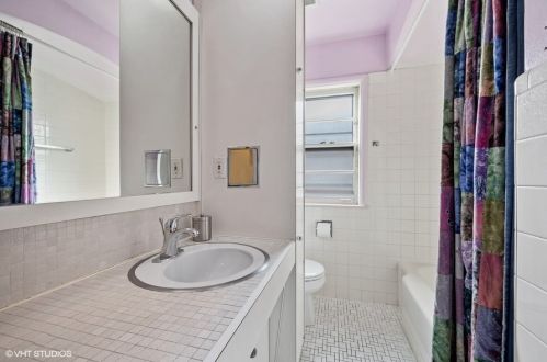 5649 Mozart St, Chicago IL 60659-4822 exterior