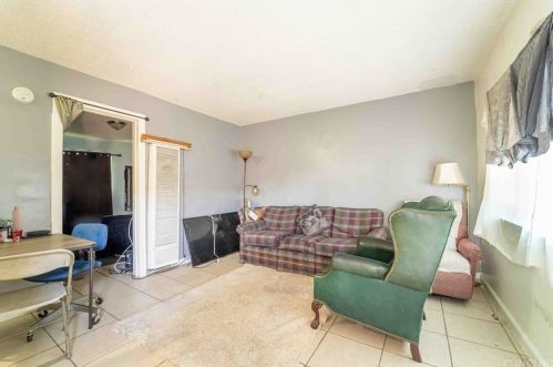 1437 Lake St, Bakersfield CA 93305-4841 exterior