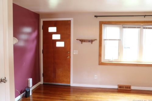 7 Redwood St, Enfield CT 06082-2619 exterior