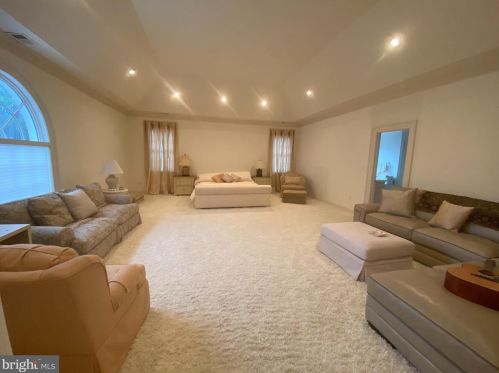 1289 Ballantrae Farm Dr, Mc Lean VA 22101-3027 exterior