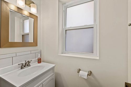 1740 Nagle Ave, Chicago IL 60706-4805 exterior