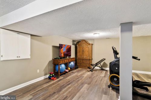 19840 Meredith Dr, Rockville MD 20855-2426 exterior