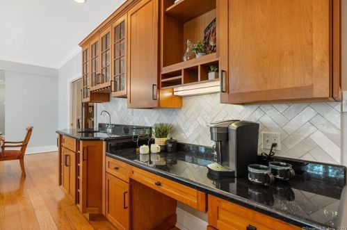 2 Farmington Rdg Dr, Farmington CT 06032-2456 exterior