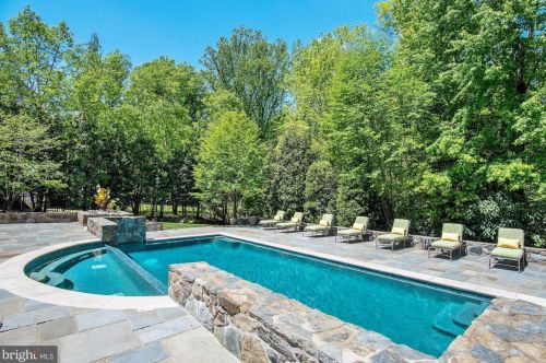 896 Alvermar Rdg Dr, Mc Lean VA 22102-1439 exterior