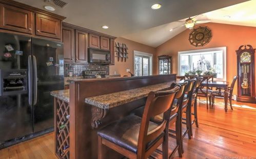 320 Anderson Ave, Milford CT 06460-7004 exterior