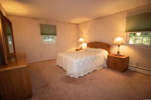 4 Ryder Ct, Huntington Station NY 11746-6142 exterior