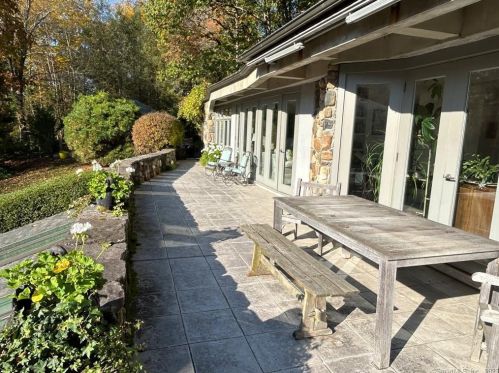 76 Davenport Rd, Roxbury CT 06783-1000 exterior