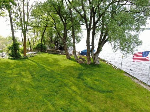 300 Cir Dr, Meskegon MI 49445-2712 exterior