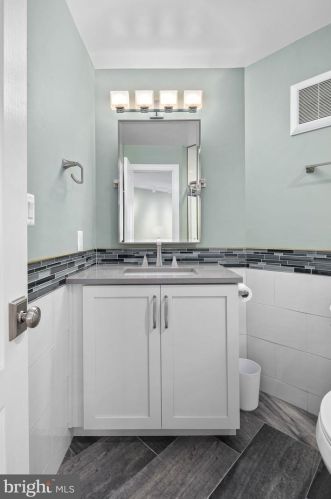 1822 Fonthill Ct, Mc Lean VA 22102-4792 exterior