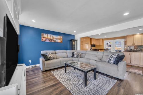 884 Spartan Dr, Sandy UT 84094-1811 exterior