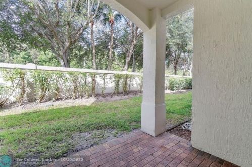 6365 Bella Cir, Boynton Beach FL 33437-5567 exterior
