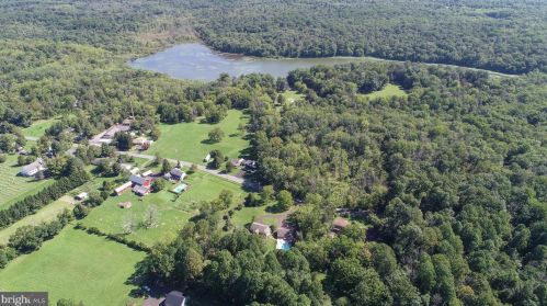 809 Old Bethlehem Rd, Quakertown PA 18951-1924 exterior