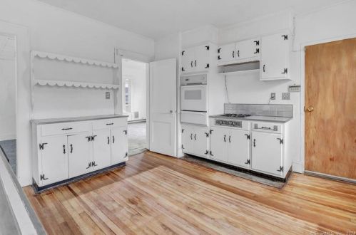 251 Flax Hl Rd, Norwalk CT 06854-2505 exterior