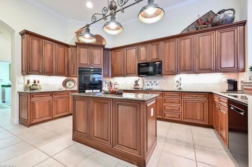 5092 Cerromar Dr, Naples FL 34112-7919 exterior