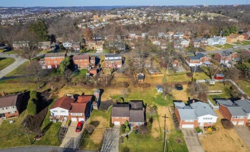 1300 Blue Jay Dr, Pittsburgh PA  15243-1206 exterior