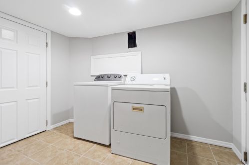 34 Guilford Park Dr, Babylon NY 11704-7928 exterior