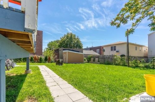 390 Jersey Ave, Fairview NJ 07022-1200 exterior