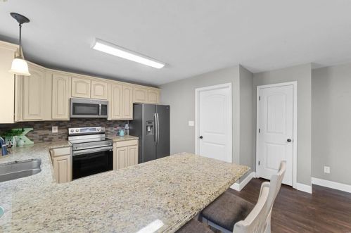 170 Village Circle Dr, Winfield MO 63389-2051 exterior