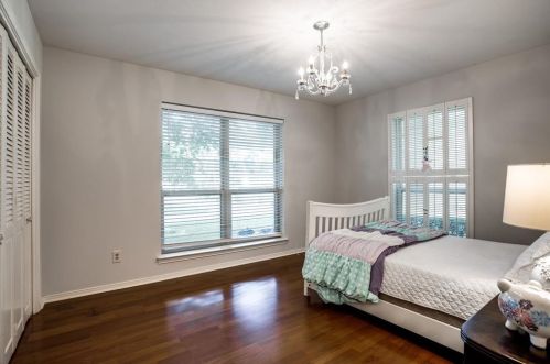 1049 Frst Grv Dr, Dallas TX 75218-2333 exterior