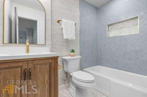 6160 Heards Creek Dr, Atlanta GA  30328-3635 exterior