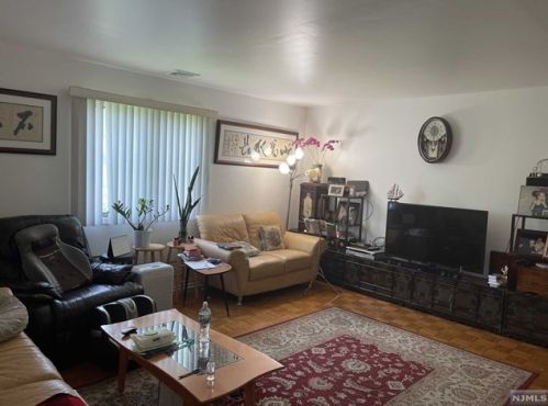 167 Roosevelt Pl, Palisades Park, NJ 07650-1152