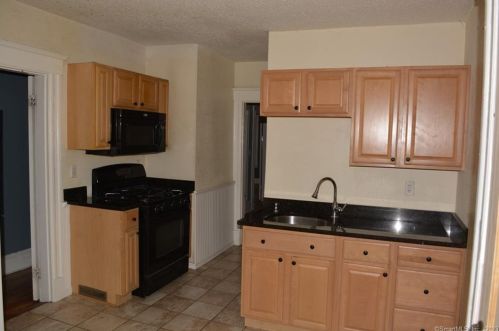 356 Chestnut St, New Britain CT 06051-2307 exterior