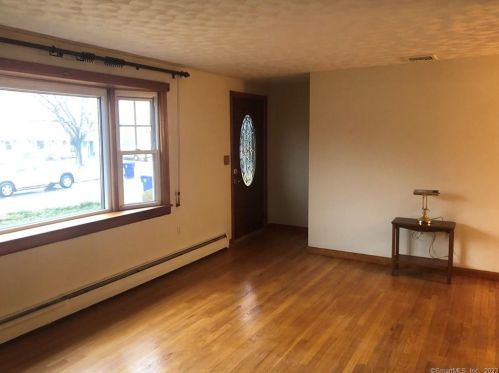 20 Elan St, Enfield CT 06082-5504 exterior