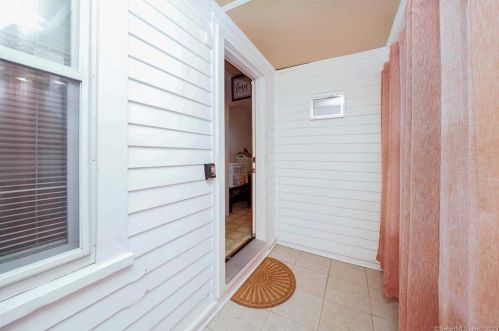 46 Glenwood St, Manchester CT  06040-6142 exterior