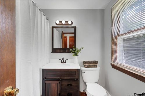 46 Eldridge St, Manchester CT 06040-5500 exterior