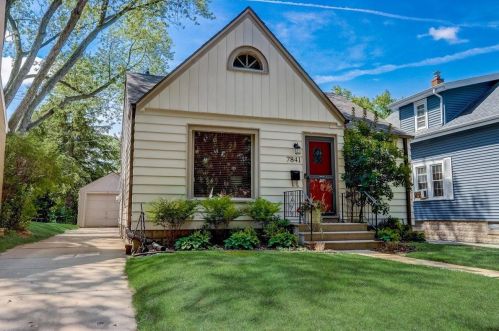 7841 Lorraine Pl, Milwaukee, WI 53222-4934