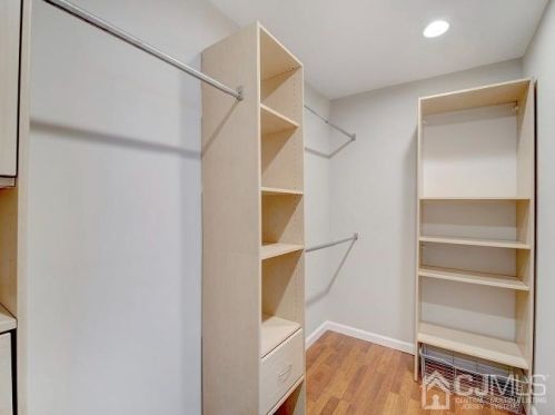 64 Glendale Ave, Edison NJ 08817-5266 exterior