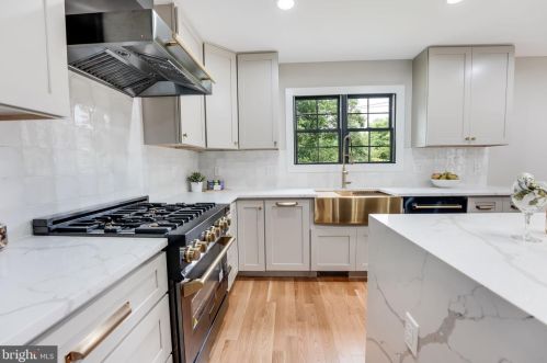 1505 Crestwood Dr, Alexandria VA  22302-2303 exterior