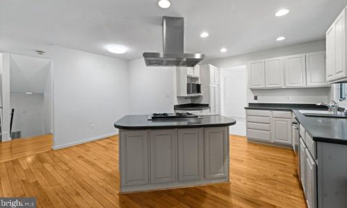 5307 Gln Grn Ct, Alexandria VA 22315-4230 exterior