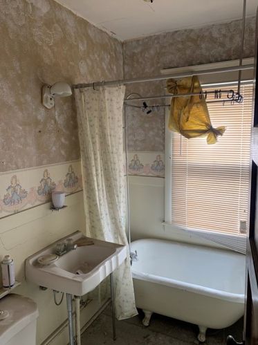 43 Fresno St, Springfield MA 01104-3111 exterior