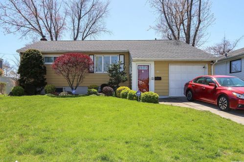 3 Cloverfield Rd, Valley Stream, NY 11581-2403