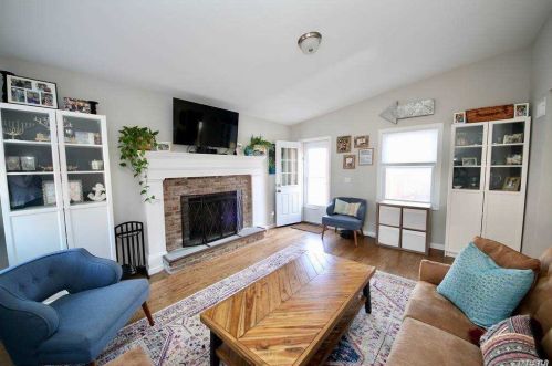 19 Livingston St, Huntington Station NY 11746-4026 exterior